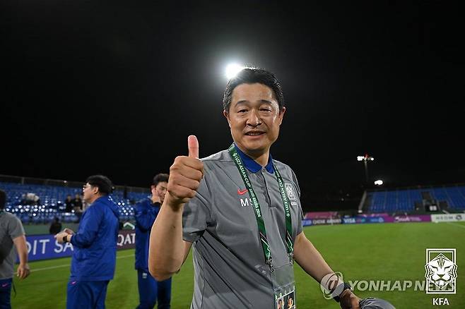 이민성호, 호주 2-1 잡고 U-23 아시안컵 4강행 (서울=연합뉴스) 18일(한국시간) 사우디아라비아 제다의 킹 압둘라 스포츠 시티 홀 스타디움에서 열린 2026 아시아축구연맹(AFC) U-23(23세 이하) 아시안컵 8강전에서 이민성 감독이 승리한 뒤 엄지손가락을 치켜올리고 있다. 이 감독이 지휘하는 한국 U-23 대표팀은 이날 호주에 2-1로 이겨 준결승에 올랐다. 2026.1.18 [대한축구협회 제공. 재판매 및 DB금지] photo@yna.co.kr