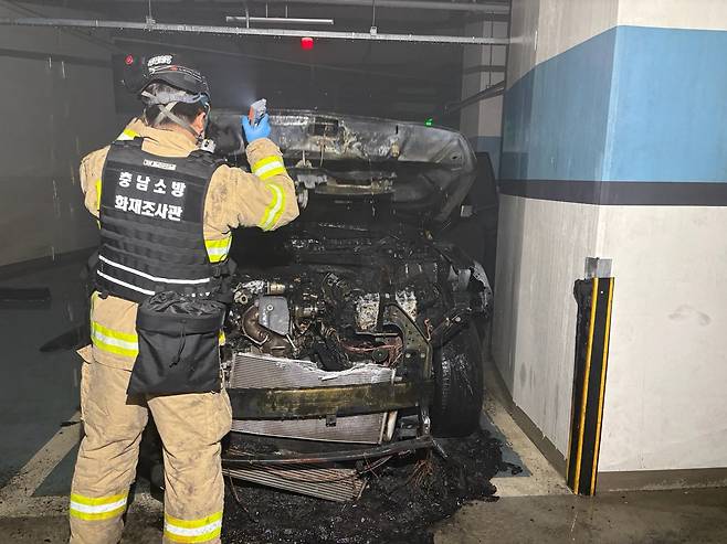 불에 탄 차량 [천안서북소방서 제공. 재판매 및 DB 금지]