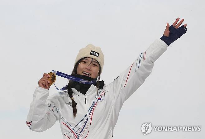 영광의 금메달 (리비뇨=연합뉴스) 신준희 기자 = 12일(현지시간) 이탈리아 리비뇨 스노파크에서 열린 2026 밀라노-코르티나담페초 동계올림픽 스노보드 여자 하프파이프 결승에서 우승한 최가온이 금메달을 손에 들고 미소를 짓고 있다. 2026.2.13 hama@yna.co.kr