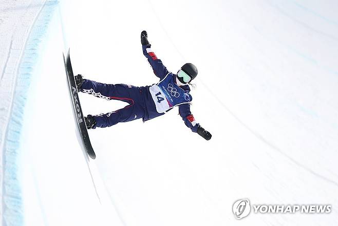 경기 펼치는 클로이 김 (리비뇨=연합뉴스) 신준희 기자 = 11일(현지시간) 이탈리아 리비뇨 스노파크에서 열린 2026 밀라노-코르티나담페초 동계올림픽 스노보드 여자 하프파이프 예선에 출전한 미국 클로이 김이 경기를 펼치고 있다. 2026.2.11 hama@yna.co.kr