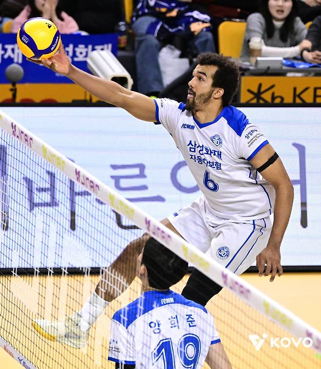 공격 시도하는 삼성화재의 아히(중앙) [한국배구연맹 제공. 재판매 및 DB 금지]