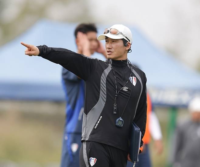지난달 태국 치앙마이서 진행된 동계 전지훈련서 이정효 수원 감독이 선수단 훈련을 지휘하고 있다. 사진=수원 삼성