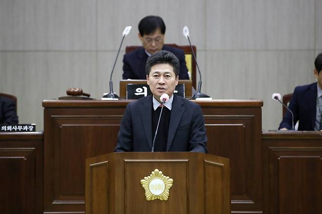 지난 13일 제330회 중구의회(임시회) 제2차 본회의에서 김정헌 중구청장이 '신설구 출범 공유재산 및 지방채 관련 입장문'을 발표하고 있다. 사진=중구