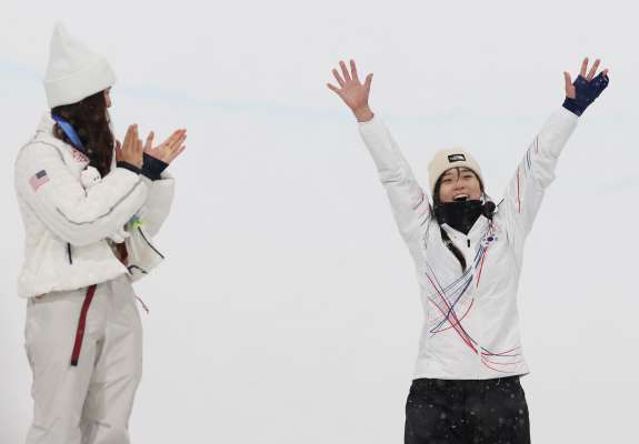 클로이 김(왼쪽)의 박수 받으며 시상대에 오르는 최가온