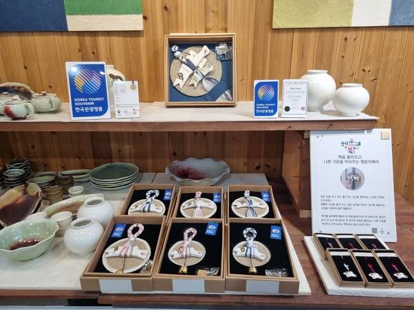 서정도예 공방에 전시된 '행운의 북어' 도자 작품들. /이수경 기자