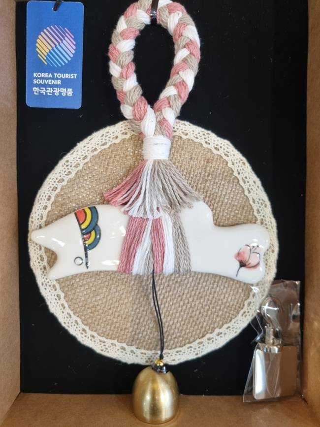 2025년 한국관광공사 공모에 선정된 '행운의 북어'. 국립중앙박물관 기념품점에 전시돼 있다. /이수경 기자