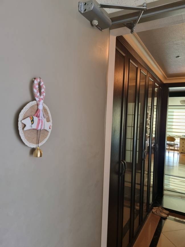 가정집 현관문에 매달아 두면 액막이 역할을 한다는 '행운의 북어'. /이수경 기자