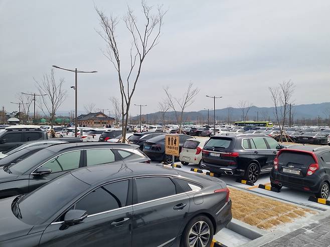 ▲ 14일 설연휴 첫날을 맞아 경주지역 관광명소에 나들이객들로 크게 붐빈 가운데, 이날 낮에는 지난달 16일 조성된 황리단길 공영주차장의 894면이 일찌감치 가득찼다. 황기환 기자