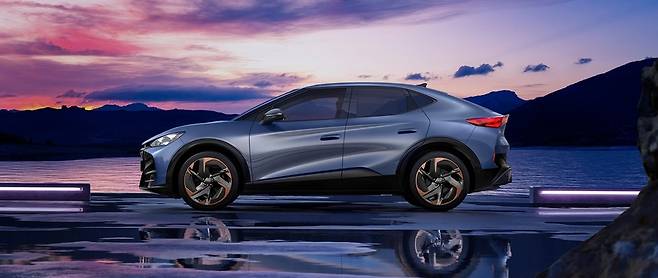 폭스바겐 자회사 쿠프라가 생산하는 전기 스포츠 유틸리티 차량(SUV) 모델인