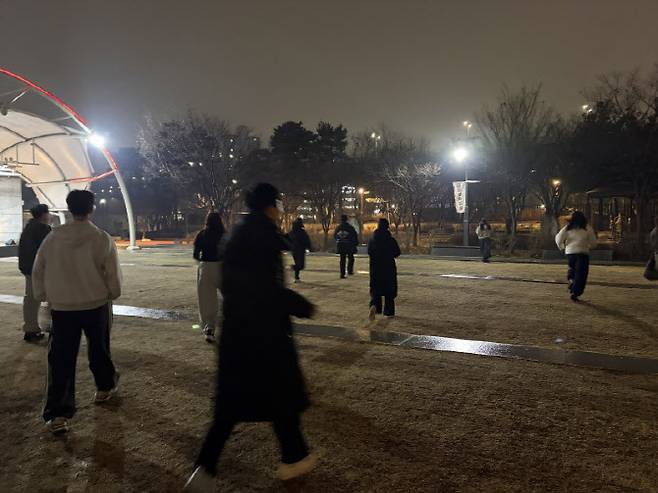 지난 10일 오후 7시 서울 동대문구 용두공원에서 경도(경찰과 도둑) 모임 참가자들이 흩어지고 있다. (사진=정윤지 기자)