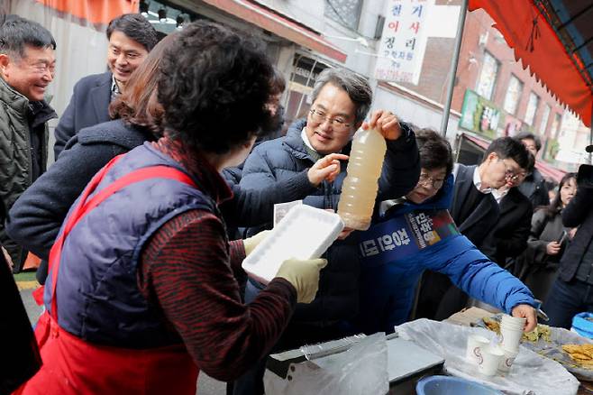 14일 수원 조원시장을 방문한 김동연 경기도지사가 명절 장보기를 하고 있다.(사진=경기도)