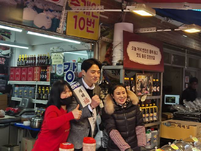 14일 성남 모란시장을 방문한 한준호 의원이 상인들과 기념사진을 찍고 있다.(사진=뉴시스)