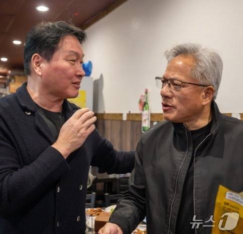 최태원 SK그룹 회장이 5일(현지시각) 미국 산타클라라의 한 식당에서 젠슨 황 엔비디아 CEO(오른쪽)와 만났다.(SK하이닉스 뉴스룸)