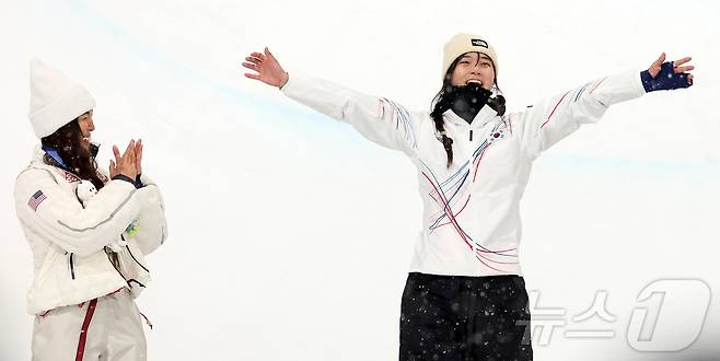 12일(현지시간) 이탈리아 리비뇨 스노파크에서 열린 2026 밀라노·코르티나담페초 동계올림픽 스노보드 여자 하프파이프 결선에서 90.25점을 받아 금메달을 획득한 스노보드 최가온이 시상식에서 기뻐하고 있다. 2026.2.13 ⓒ 뉴스1 김진환 기자