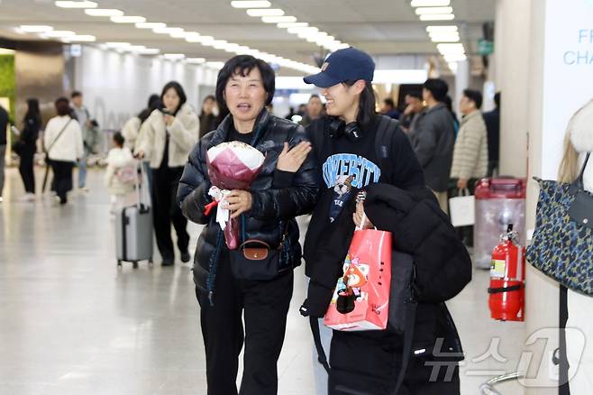 설 연휴가 시작된 14일 오전 제주국제공항 1층 도착 대합실에서 모녀가 인사하며 활짝 웃고 있다. 제주도관광협회에 따르면 이번 연휴 동안 제주도에는 입도객 24만5000여 명이 올 것으로 예상된다.2026.2.14 ⓒ 뉴스1 홍수영 기자