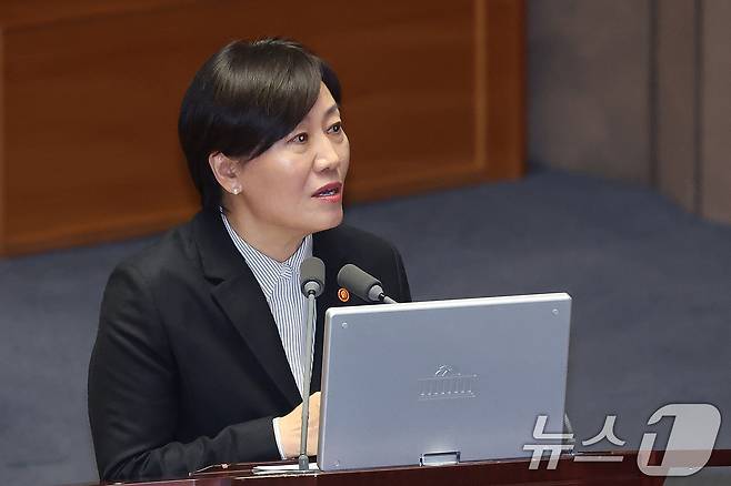송미령 농림축산식품부 장관이 지난 10일 서울 여의도 국회에서 열린 제432회국회(임시회) 제5차 본회의에서 위성곤 더불어민주당 의원의 경제에 관한 질문에 답변하고 있다. 2026.2.10 ⓒ 뉴스1 신웅수 기자