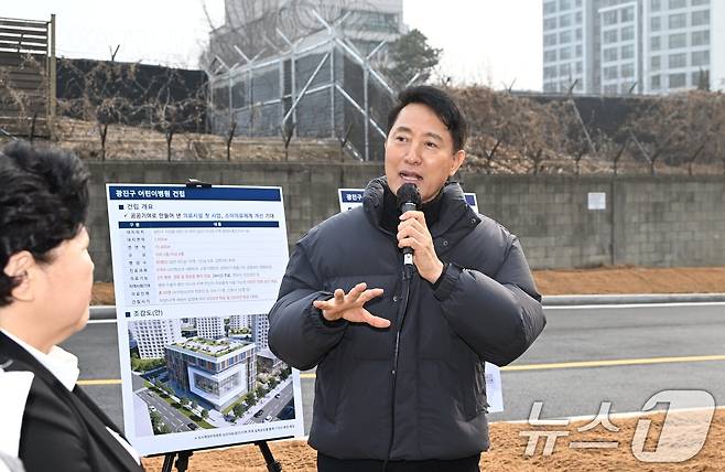 오세훈 서울시장이 13일 광진구 자양4구역에 위치한 어린이병원 건립 예정지를 찾아 주민들에게 사업 계획을 설명하고 있다. (서울시 제공. 재판매 및 DB 금지) 2026.2.13 ⓒ 뉴스1