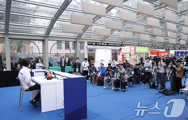 스노보드 여자 하프파이프에서 금메달을 차지한 최가온이 14일(현지시간) 이탈리아 밀라노의 빌라 네키 캄필리오(Villa Necchi Campiglio)에 마련된 코리아하우스에서 열린 기자회견에서 취재진의 질문에 답하고 있다. 2026.2.14 ⓒ 뉴스1 김성진 기자