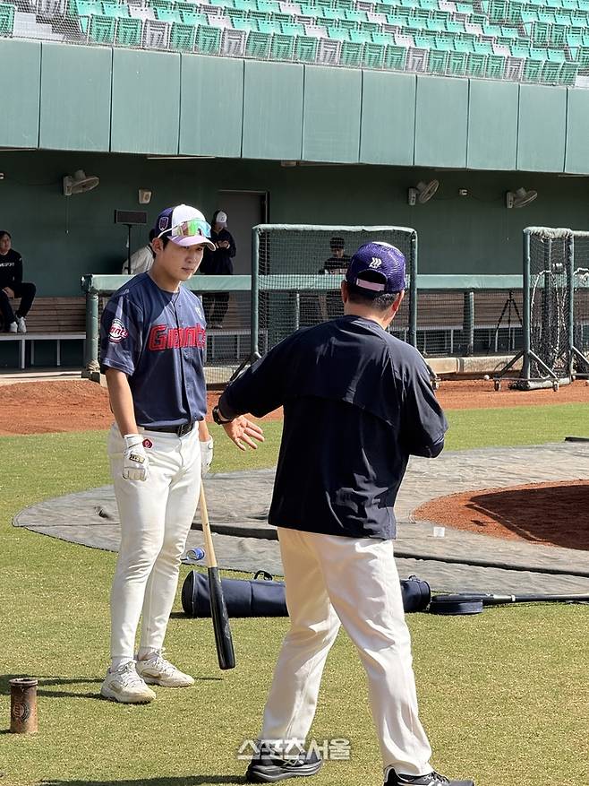 김태형 감독이 김세민 타격 지도를 하고 있다. 타이난 | 박연준 기자 duswns0628@sportsseoul.com