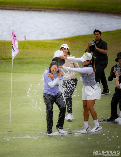 대만의 황 칭이 필리핀 리파 시티에서 열린 KLPGA 드림 윈터투어 마지막 대회 '필리핀 레이디스 마스터스 2026'에서 최종합계 11언더파로 역전 우승을 차지했다. (▲황 칭이 우승을 확정짓고 난 후 동료들로부터 우승 축하 물세례를 받고 있다.). /사진=PGTI