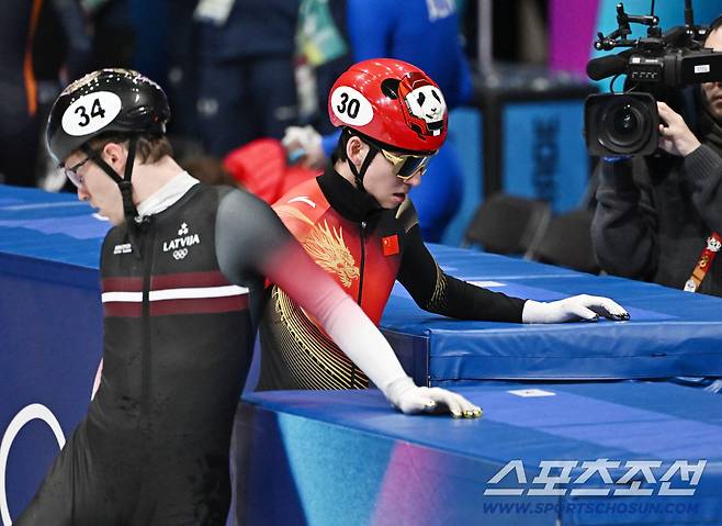 10일 이탈리아 밀라노 아이스스케이팅 아레나에서 쇼트트랙 남자 1000m 예선이 열렸다. 상대 파울 인정으로 예선 통과한 중국 린샤오쥔. 밀라노(이탈리아)=송정헌 기자songs@sportschosun.com/2026.02.10/