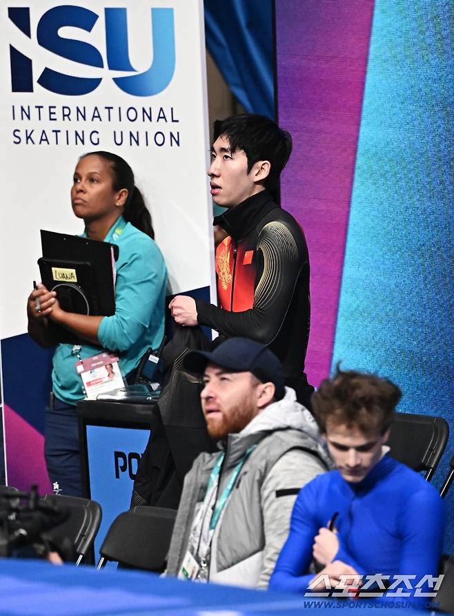 10일 이탈리아 밀라노 아이스스케이팅 아레나에서 쇼트트랙 남자 1000m 예선이 열렸다. 상대 파울 인정으로 예선 통과한 중국 린샤오쥔. 밀라노(이탈리아)=송정헌 기자songs@sportschosun.com/2026.02.10/