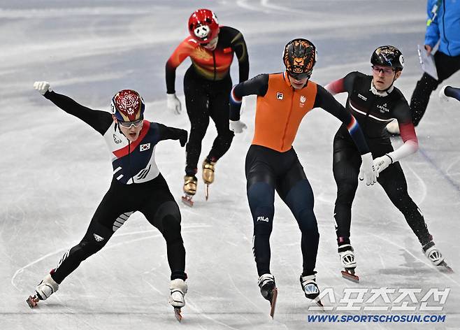 13일(한국시간) 이탈리아 밀라노 아이스스케이팅 아레나에서 쇼트트랙 남자 1000m 준준결선이 열렸다. 중국 린샤오쥔은 탈락. 준결선 진출하는 임종언. 밀라노(이탈리아)=송정헌 기자songs@sportschosun.com/2026.02.13/