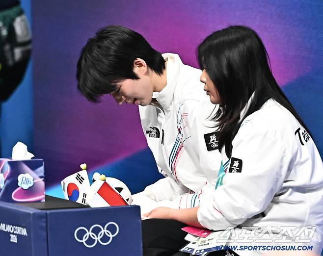 14일 이탈리아 밀라노 아이스스케이팅 아레나에서 피겨스케이팅 남자 싱글 프리스케이팅 경기가 열렸다. 점수 확인 후 아쉬움에 고개 떨구는 차준환. 밀라노(이탈리아)=송정헌 기자songs@sportschosun.com/2026.02.14/