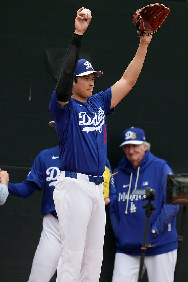 오타니 쇼헤이가 14일(한국시각) 캐멀백랜치에서 불펜피칭을 하기 전 스트레칭을 하고 있다. AP연합뉴스