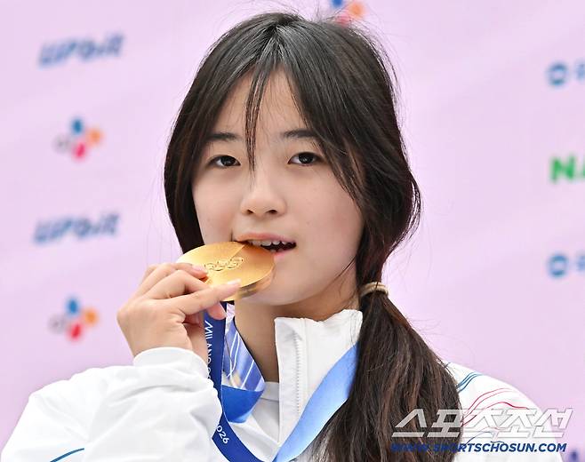 14일 이탈리아 밀라노 코리아하우스에서 스노보드 하프파이프 금메달리스트 최가온 기자회견이 열렸다. 금메달 들고 포즈 취하는 최가온. 밀라노(이탈리아)=송정헌 기자songs@sportschosun.com/2026.02.14/