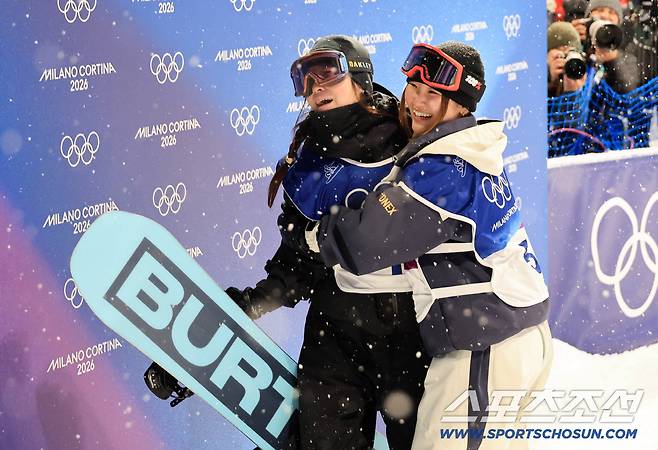 13일(한국시간) 이탈리아 리비뇨 스노파크에서 열린 스키 스노보드 여자 하프파이프 결선에서 최가온이 90.25점을 획득해 금메달을 차지했다. 금메달이 확정되자 동메달을 딴 일본 오노 미츠키 선수가 축하해주고 있다. 리비뇨(이탈리아)=송정헌 기자songs@sportschosun.com/2026.02.13/