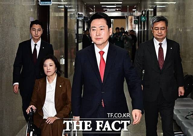 장동혁 국민의힘 대표가 12일 오전 국회에서 이 대통령과 여야 대표 오찬 취소와 관련된 입장을 밝히기 위해 이동하고 있다. /배정한 기자