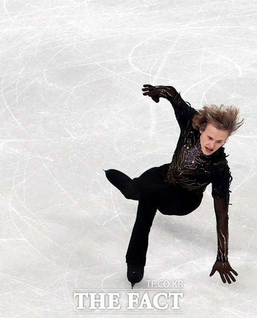 금메달 유력 후보인 미국의 '쿼드 갓' 일리야 말리닌이 점프 실수를 하고 있다./밀라노=뉴시스