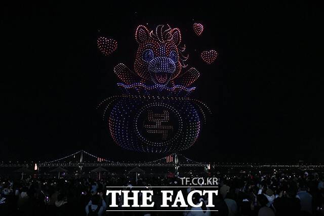 설 연휴 첫날인 14일 저녁 부산 수영구 광안리해수욕장에서 '광안리 M 드론라이트쇼' 특별 공연이 펼쳐지고 있다. /부산=박상민 인턴기자