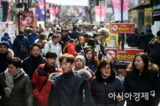 설날 연휴 마지막 날이자 중국 명절, 춘절 연휴 기간인 18일 서울 중구 명동쇼핑거리가 관광객들로 북적이고 있다. /문호남 기자 munonam@