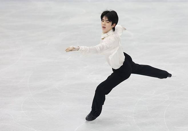 차준환이 14일(한국시간) 이탈리아 밀라노 아이스스케이팅 아레나에서 열린 피겨스케이팅 남자 개인전 프리 프로그램에서 우아한 연기를 선보이고 있다.   [사진 제공= 연합뉴스]
