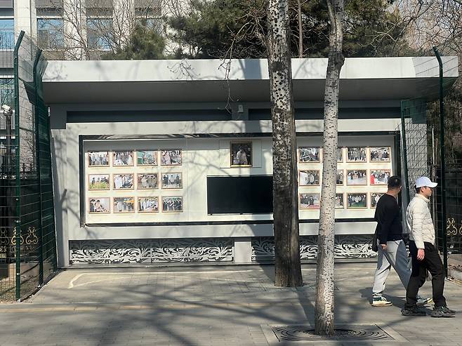 13일 중국 베이징 주중 북한대사관 게시판에 김정일의 사진이 붙어 있다./ 베이징=이벌찬 특파원