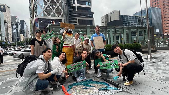 지난해 서울 강남대로 일대에서 '흡연자인권연대'와 '쓰레기를 줍는 사람들' 회원 13명이 길거리에 버려진 담배꽁초를 줍는 '꽁초 플로깅' 활동을 했다./조선일보DB