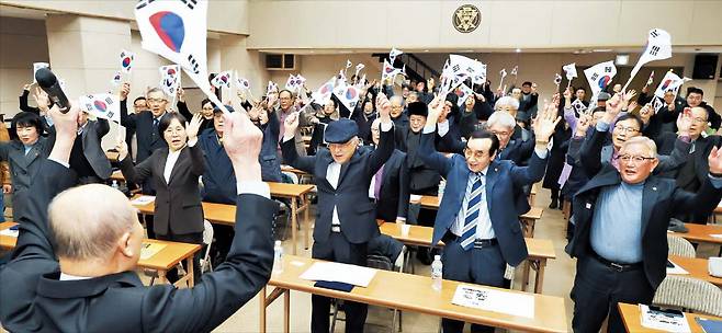 장경식 기자13일 신간회 창립 99주년 기념식에서 참석자들이 태극기를 들고 만세 삼창을 하고 있다.