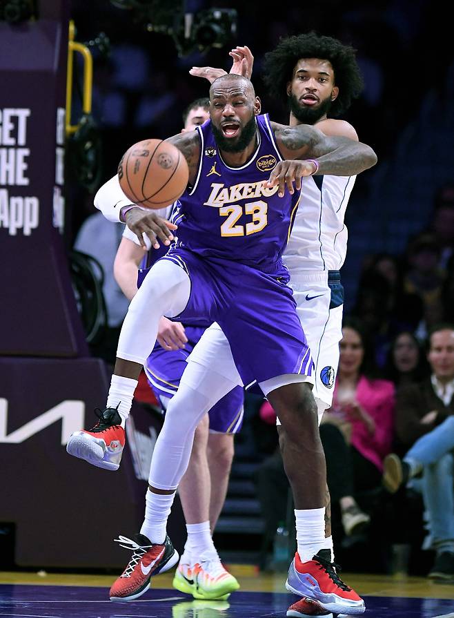 르브론 제임스가 13일 댈러스 매버릭스와의 홈 경기 도중 반칙을 당하는 모습. 그는 이날 역대 NBA 최고령 트리플 더블 기록을 썼다. /AFP 연합뉴스