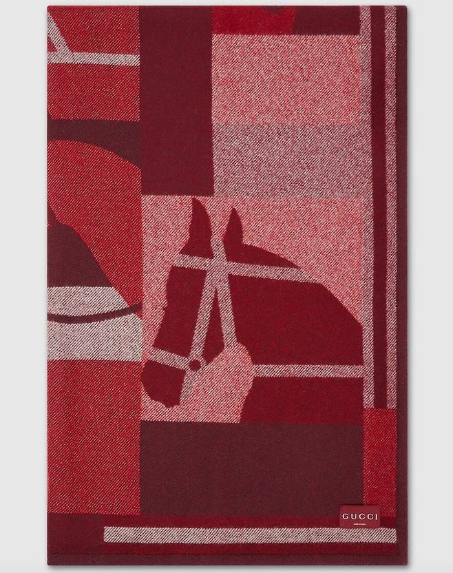 구찌 울 캐시미어 자카드 블랭킷. 하우스의 승마 정통성을 기하학적 패턴으로 재해석한 울 캐시미어 자카드 소재 블랭킷이다. 구찌.