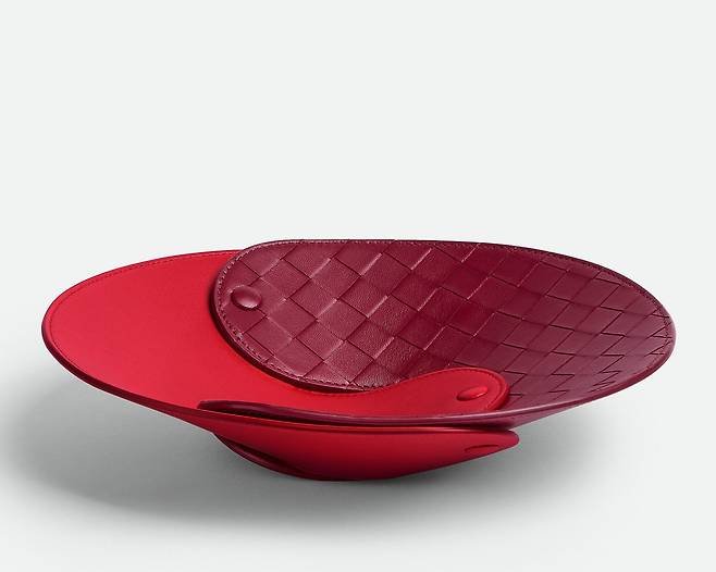 보테가 베네타 인터로킹 가죽 트레이. 인트레치아토 수공 기법으로 완성한 가죽 소재의 장식용 트레이다. 보테가 베네타.