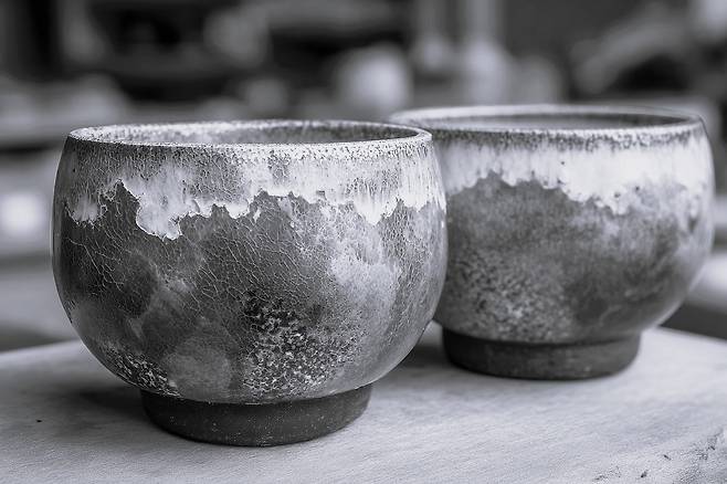 그릇 덕분에 물은 담기지만 흐르지 못한다. 기술과 인간 본성의 양면성이다.