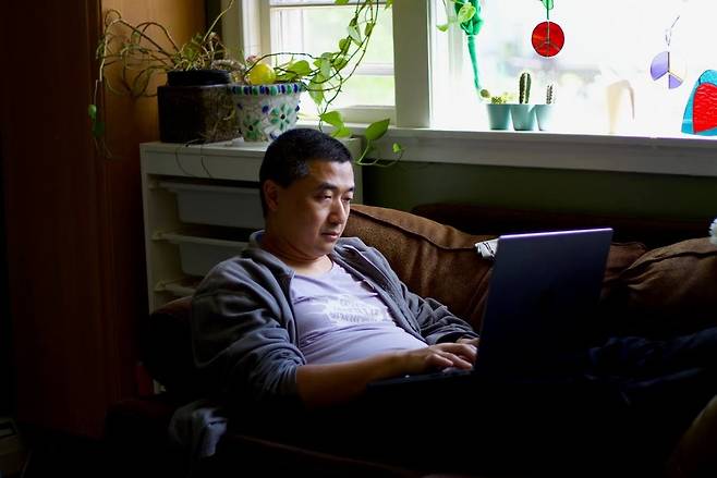 “AI는 우리의 문장을 완성하지만 도덕경은 우리에게 문장을 불완전하게 남겨두는 법을 가르쳐줍니다”라고 켄 리루는 말한다.