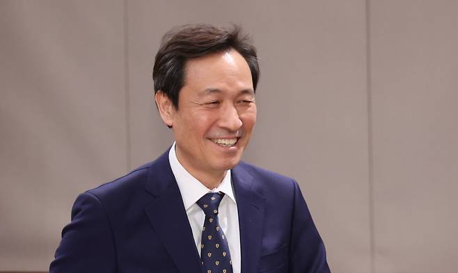 우상호 전 대통령실 정무수석이 지난달 18일 청와대 기자회견장에서 6·3 지방선거 강원도지사 선거 출마를 위해 사직인사 후 이동하고 있다.연합뉴스