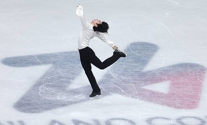 14일(한국시간) 이탈리아 밀라노 아이스스케이팅 아레나에서 열린 2026 밀라노·코르티나담페초 동계올림픽 남자 싱글 프리 스케이팅에 출전한 차준환이 연기를 펼치고 있다. 연합뉴스