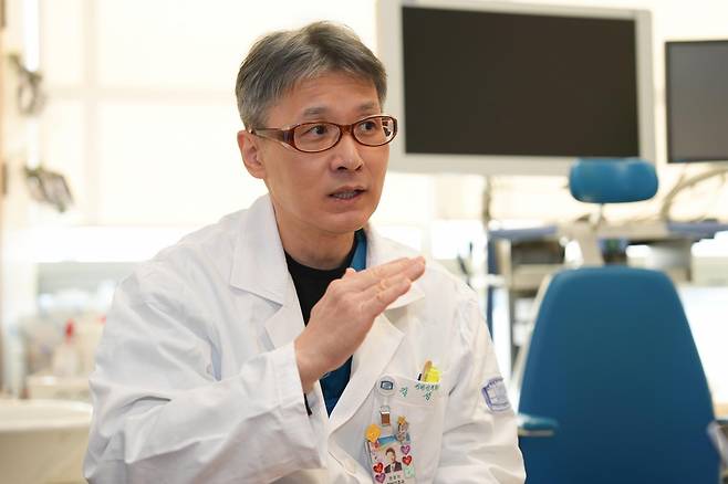 김성원 서울성모병원 이비인후과 교수는 비염, 축농증 등 코질환으로 코막힘을 비롯한 증세가 2주 이상 나타나면 코 내시경 검사를 통해 정확한 원인을 찾아야 한다고 강조했다. 한쪽 코만 막히거나 악취가 심할 때에는 종양 등 다른 질환도 의심해야 한다. 서울성모병원 제공