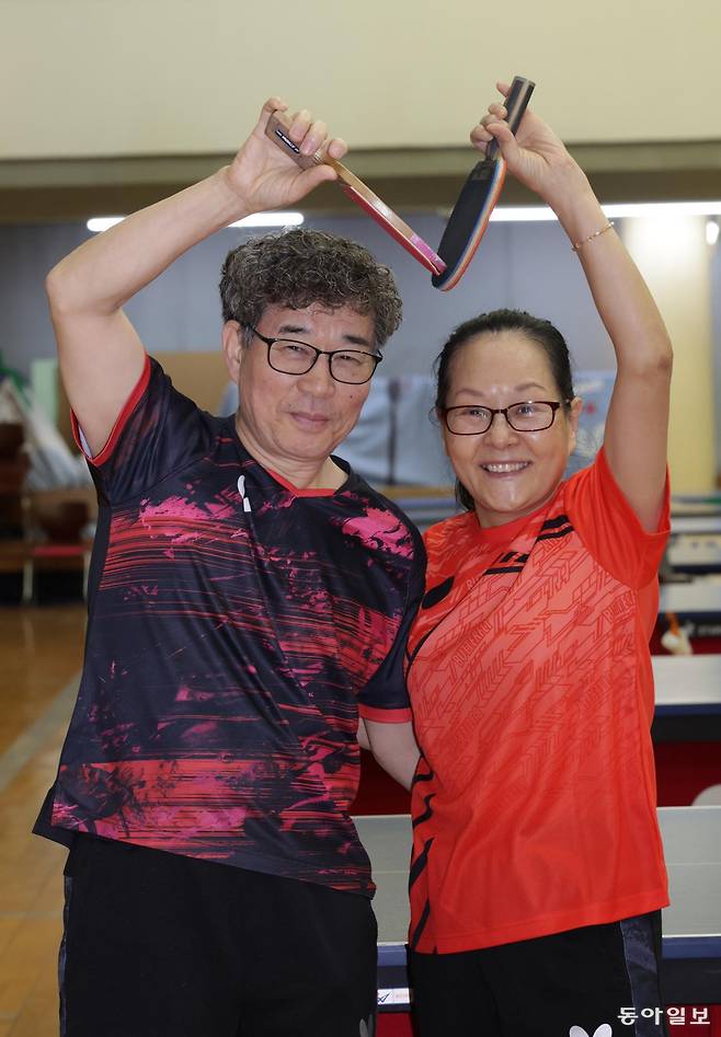 이동명(왼쪽) 김석순 씨 부부가 서울 강동구 코리아탁구체육관에서 밝은 표정으로 라켓을 들고 몸 하트를 만들었다. 30년 전 함께 탁구를 쳤던 부부는 서로 일 때문에 바빠 20여년 탁구 치기를 사실상 중단했다가 2024년 남편이 은퇴한 뒤부터 다시 라켓을 잡고 부부의 정을 쌓고 있다. 변영욱 기자 cut@donga.com