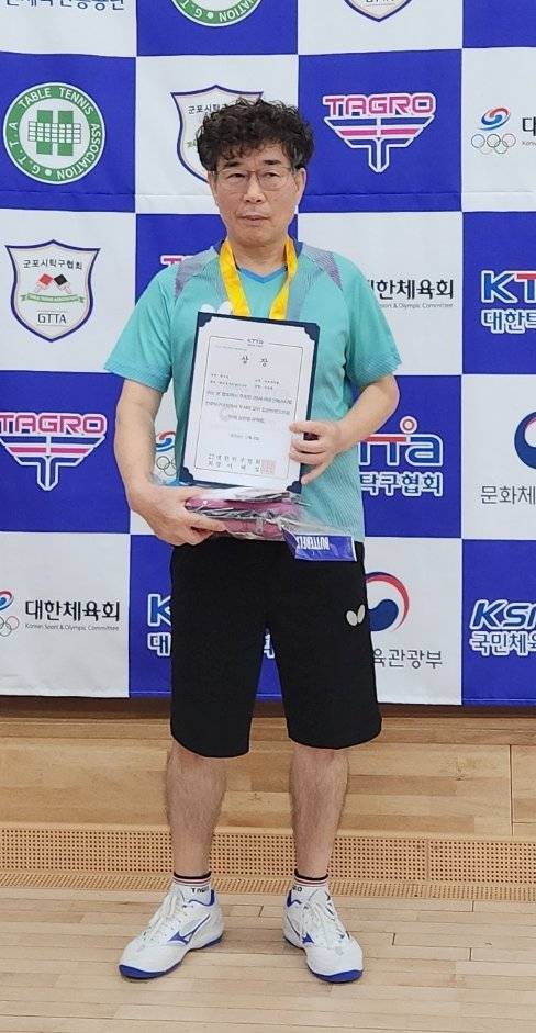 한 대회에서 입상한 뒤 상장을 들고 있는 이동명 씨. 이동명 씨 제공.