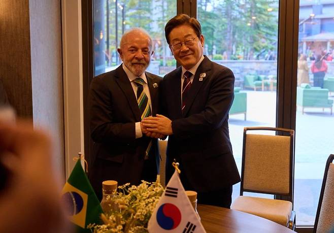 지난해 6월 17일 캐나다 앨버타주 캐내내스키스의 주요 7개국(G7) 정상회의장에서 이재명 대통령(오른쪽)과 이나시우 룰라 다 시우바 브라질 대통령이 기념 사진을 찍고 있다.뉴스1